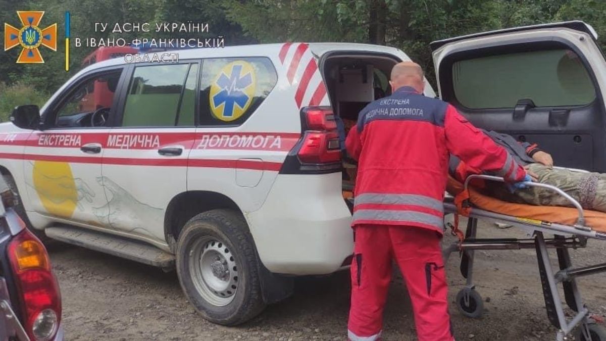 Травма ноги і навала шершнів - рятувальники допомагали людям в горах 2