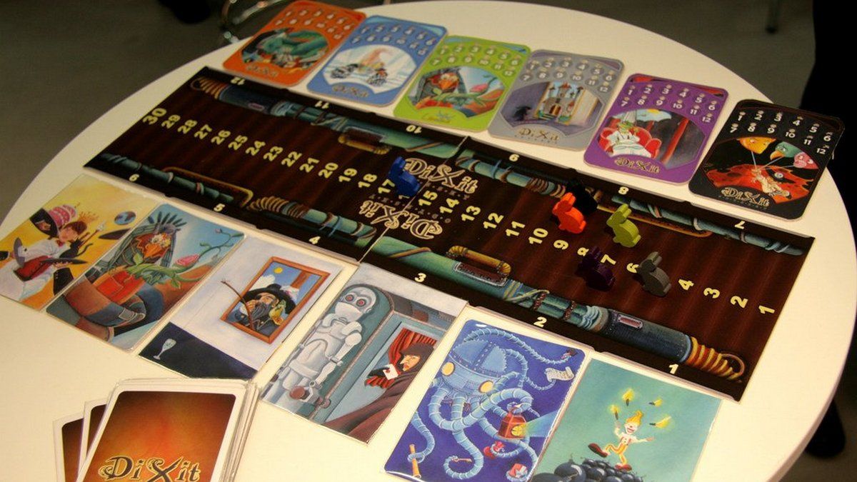 Нетворкінг з грою Dixit Odissey у Молодіжному просторі