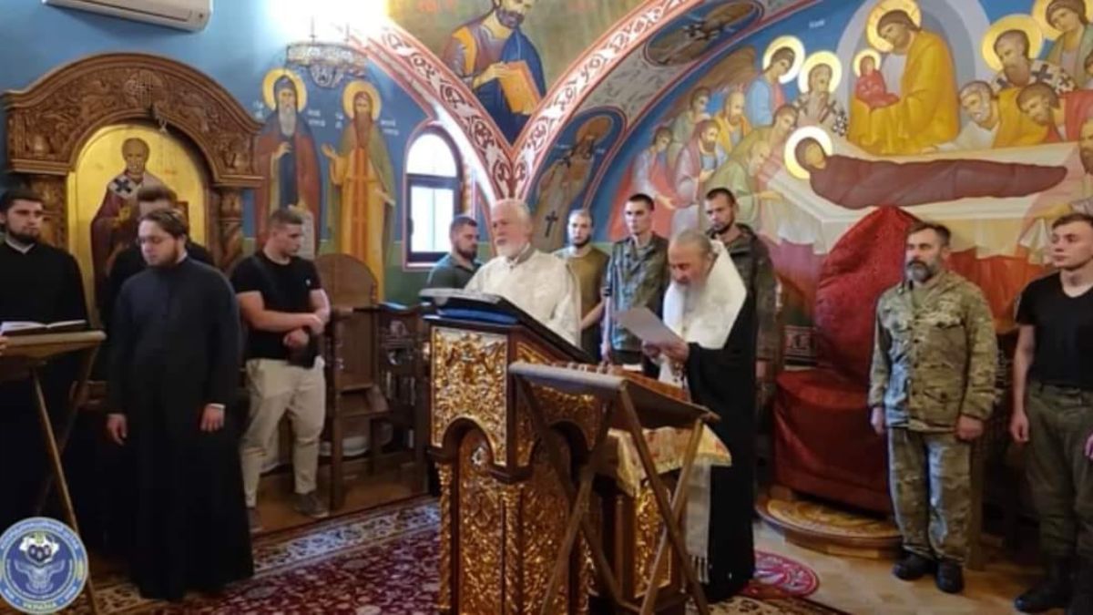 Голова УПЦ мП пригостив російських окупантів шоколадом та заспівав многая літа 1