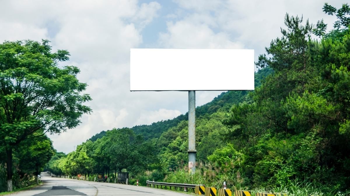 В Україні хочуть прибрати рекламні щити вздовж доріг