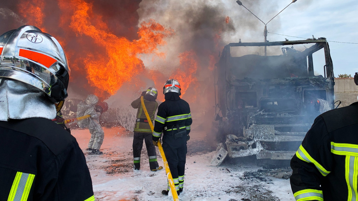 Масштабна пожежа на АЗС у Чернівцях 1