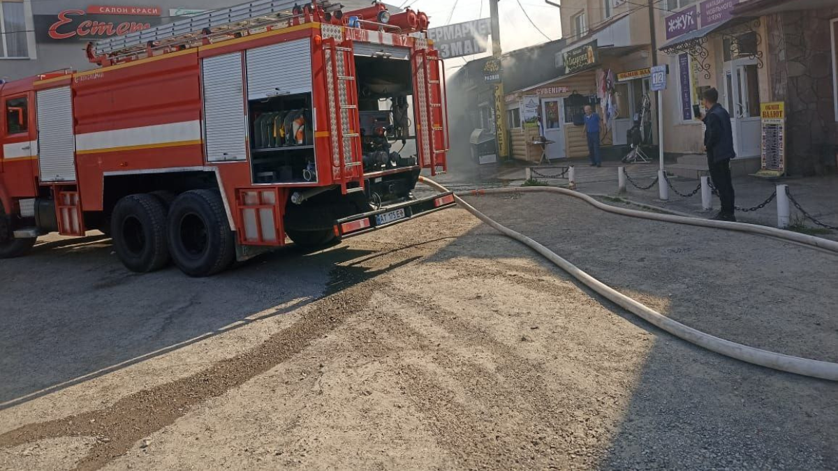 Рятувальники ліквідували пожежу магазину у Верховині 1