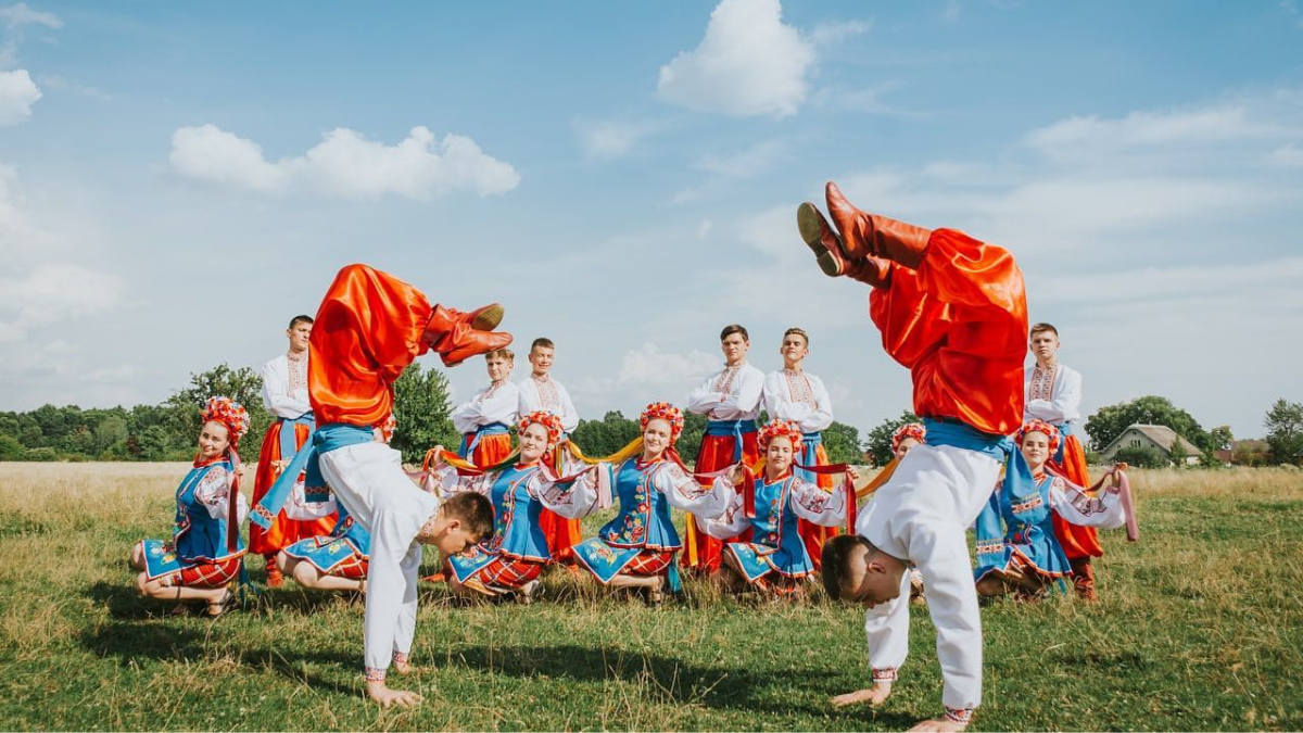 Гуртки народного танцю проводять набір дітей 4