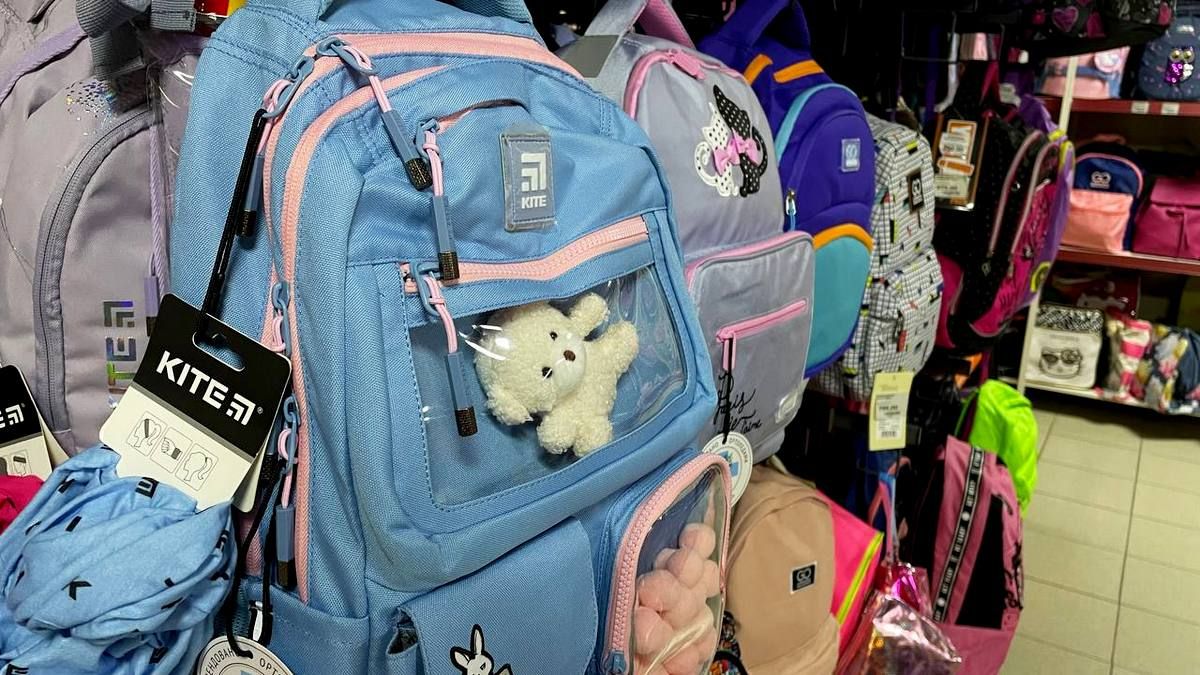 Зібрати школяра: скільки коштуватиме рюкзак та канцелярія?