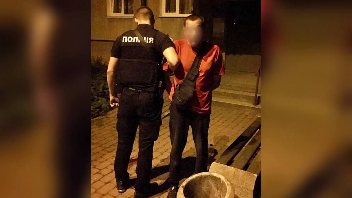 Наніс ножове поранення жінці та доньці і втік | поліцейські спіймали чоловіка