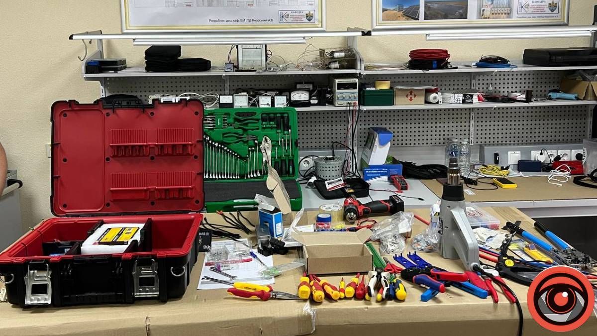 Для ЗСУ франківські конструктори виготовили 12 зарядних станцій на сонячних батареях