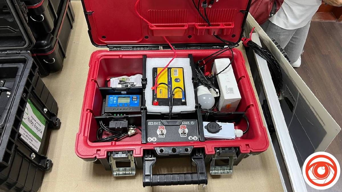 Для ЗСУ франківські конструктори виготовили 12 зарядних станцій на сонячних батареях 2