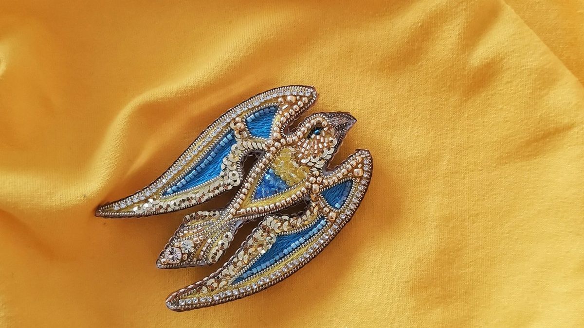 Виготовлення патріотичних брошок у Печеніжині