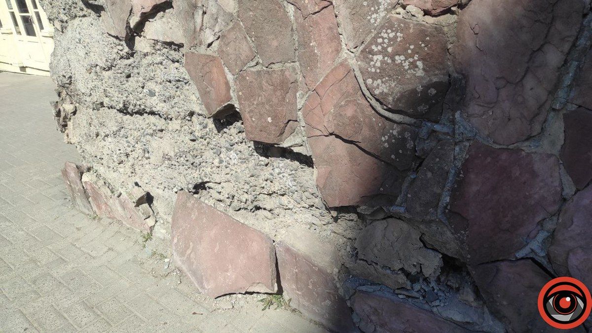 Увага небезпека: у Коломиї осипаються фасади будинків та сходи 9