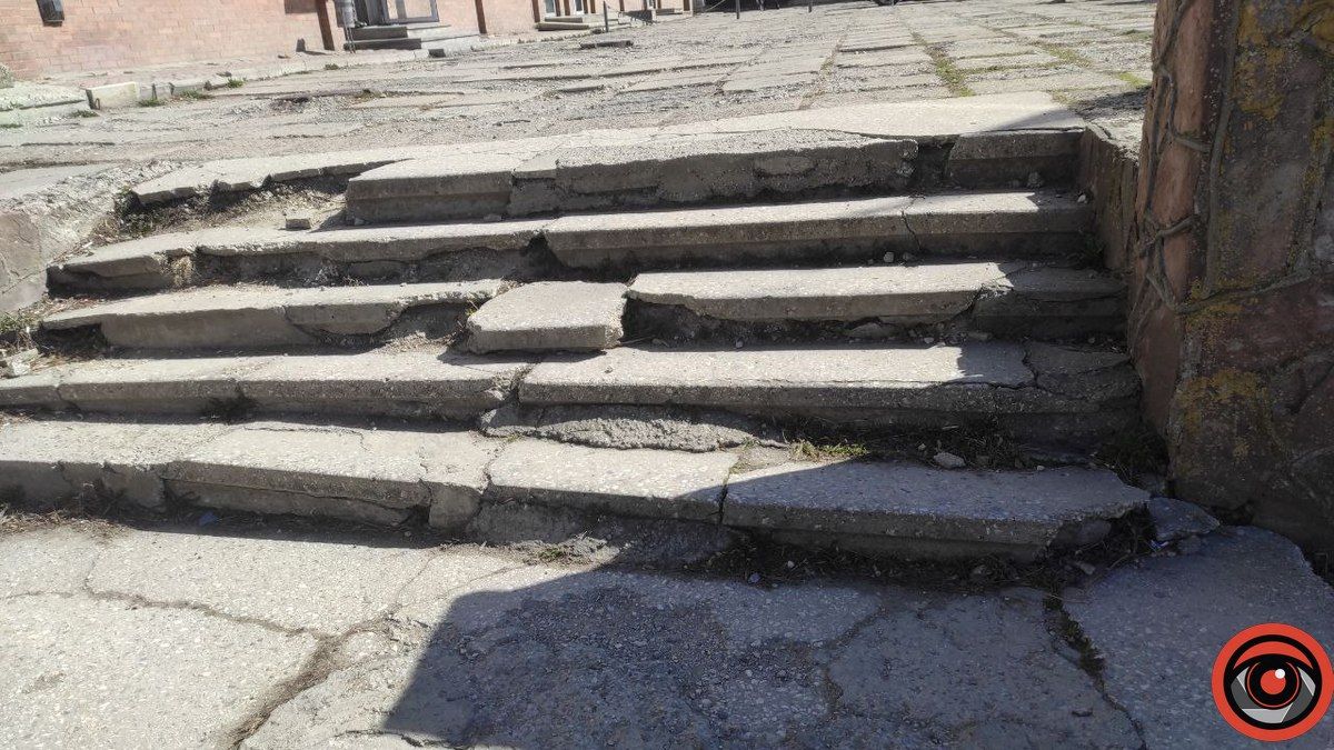 Увага небезпека: у Коломиї осипаються фасади будинків та сходи 8