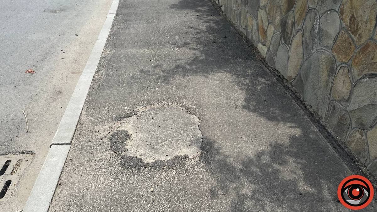 Бур'ян переміг асфальт: скільки Коломиї обійшовся ремонт вул. Винниченка 14