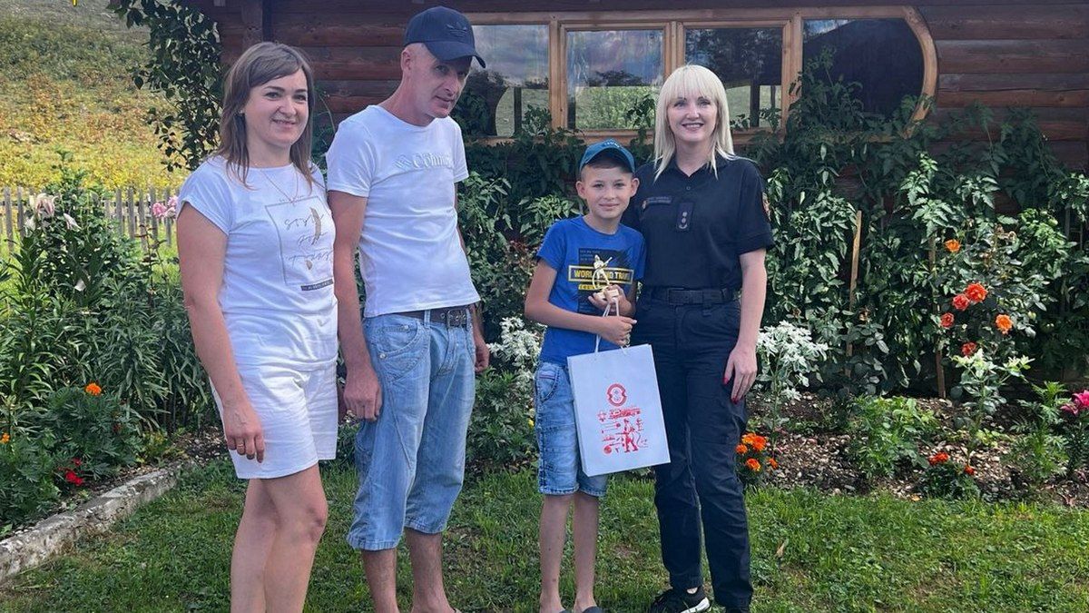 Хлопчик врятував батька, а тепер отримав подарунки від надзвичайників 2