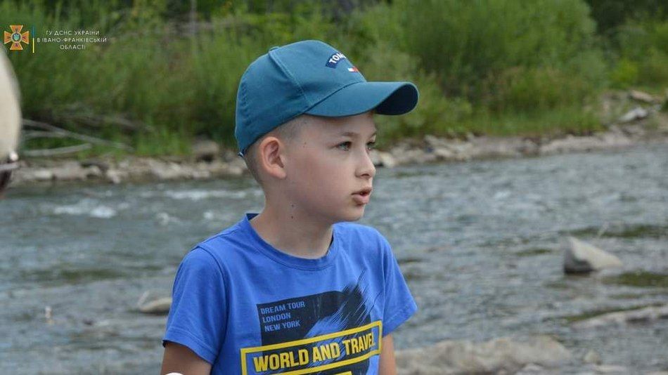 Хлопчик врятував батька, а тепер отримав подарунки від надзвичайників 1