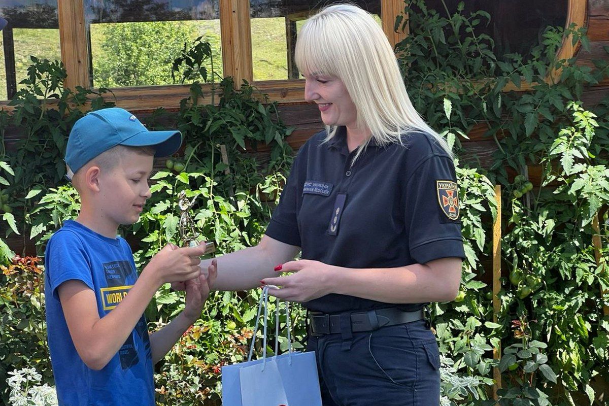 Хлопчик врятував батька, а тепер отримав подарунки від надзвичайників 5