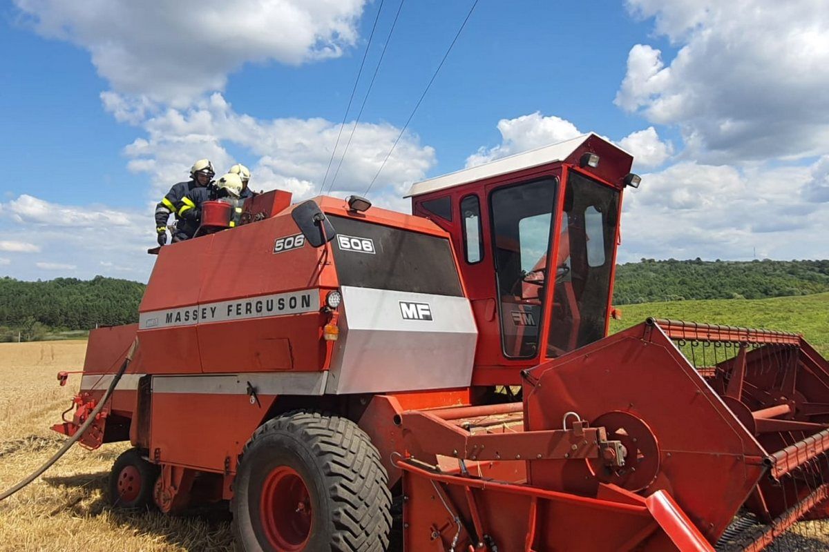 На Коломийщині загорівся комбайн 4