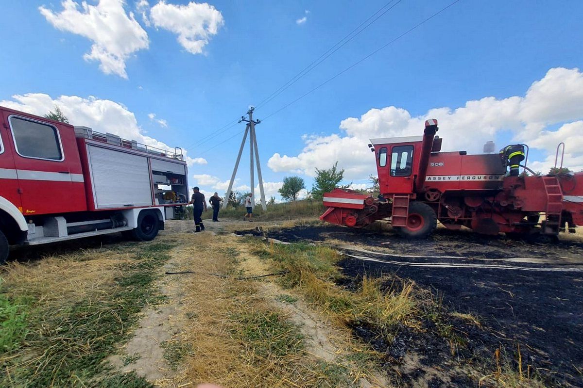 На Коломийщині загорівся комбайн 3