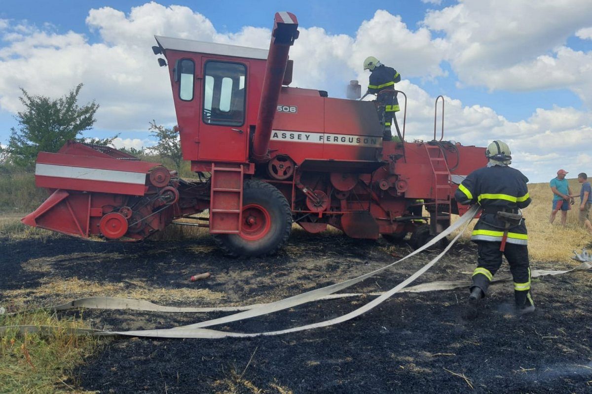 На Коломийщині загорівся комбайн 1