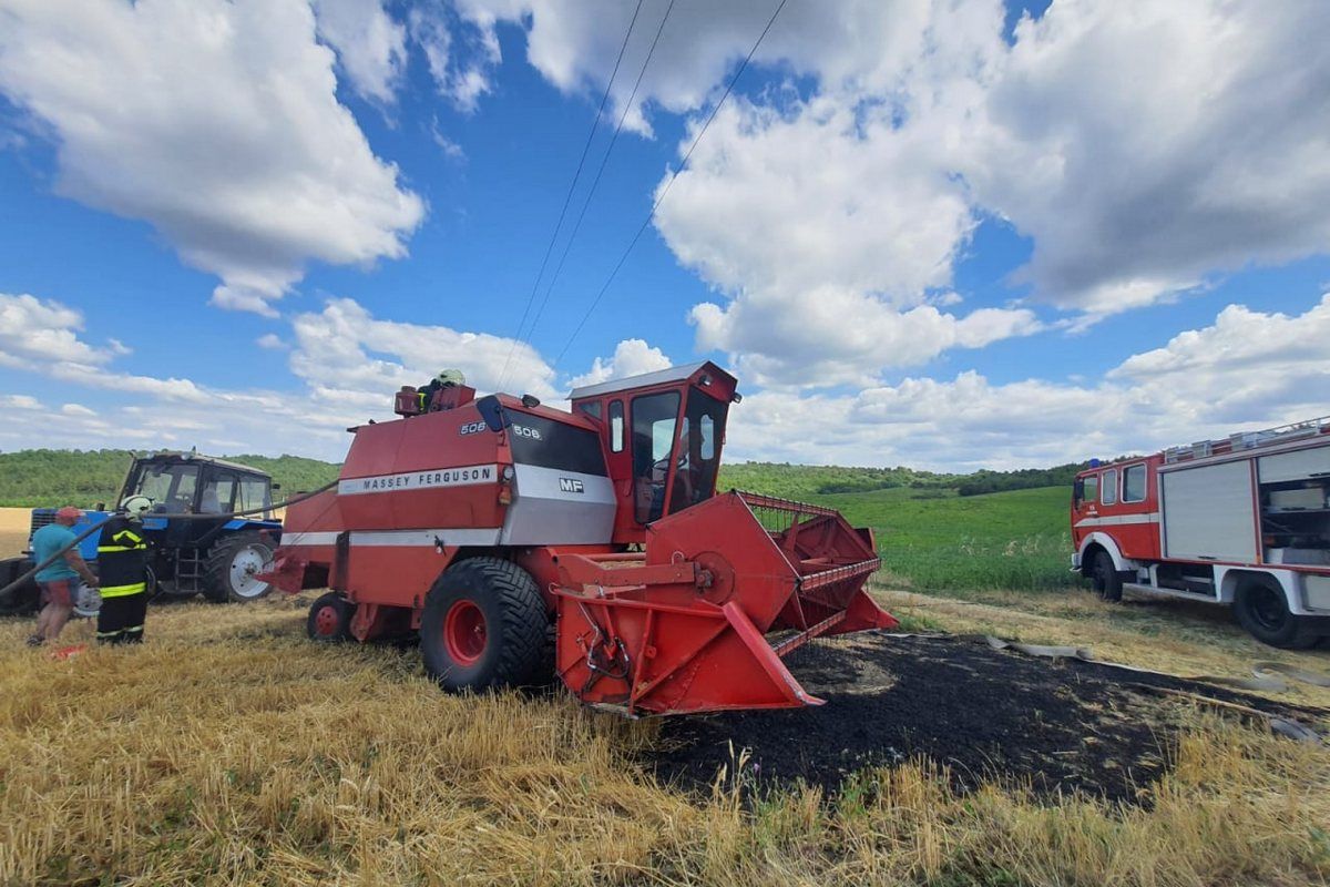 На Коломийщині загорівся комбайн 2