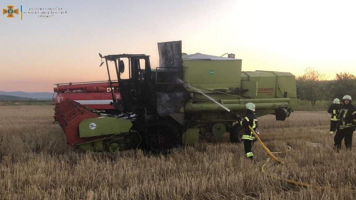 У Коломийському районі на полі загорівся комбайн 1