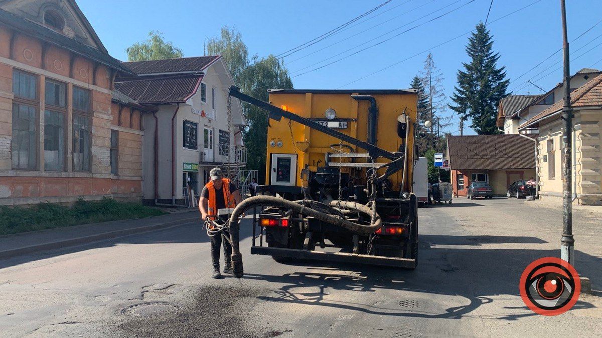 У Коломиї на вулиці Петлюри латають дорогу 5