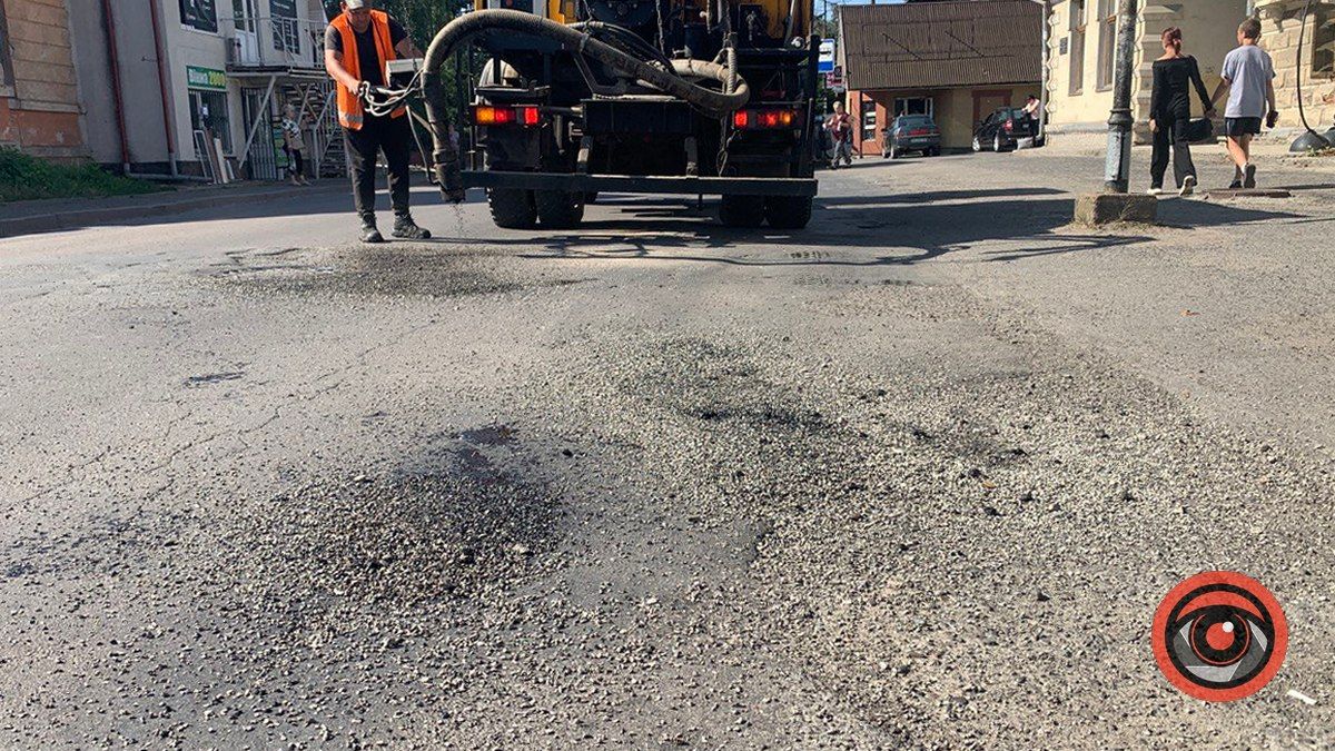 У Коломиї на вулиці Петлюри латають дорогу 4