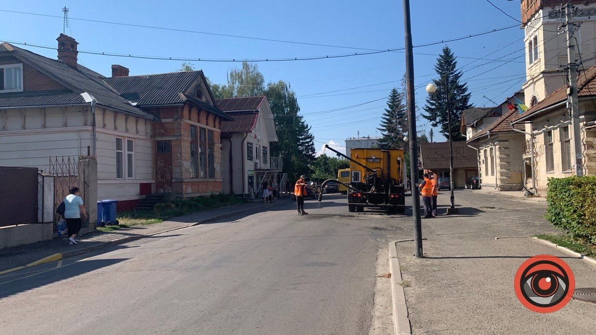У Коломиї на вулиці Петлюри латають дорогу 3