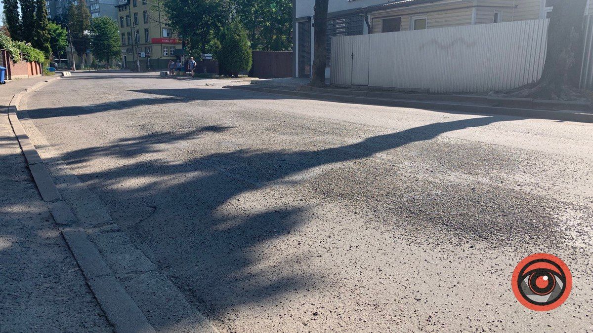 У Коломиї на вулиці Петлюри латають дорогу 1