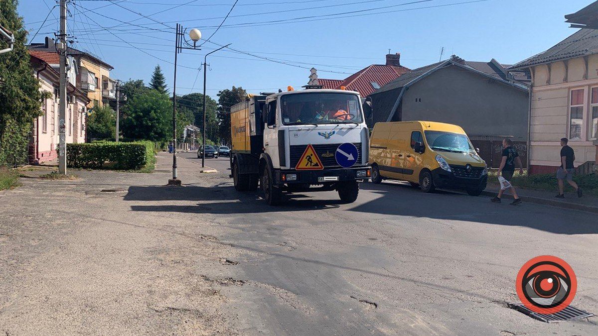 У Коломиї на вулиці Петлюри латають дорогу