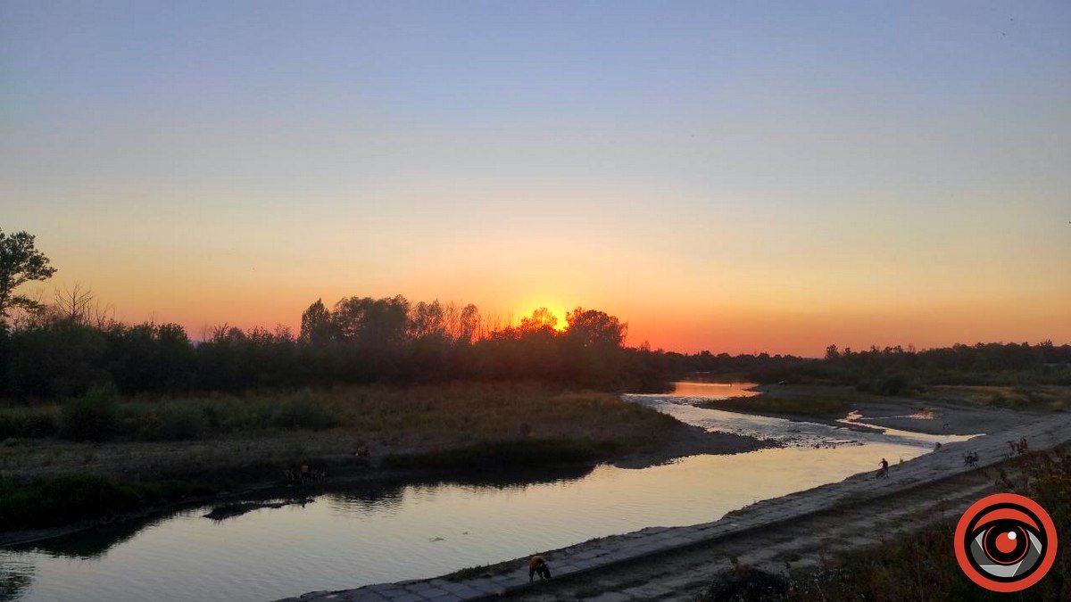 Помаранчеве завершення п'ятниці: захід сонця на Пруті 13