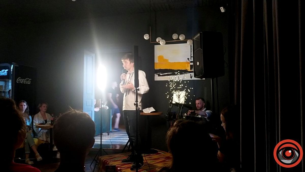 На вечері стендапу зібрали кошти на амуніцію захисникам 5