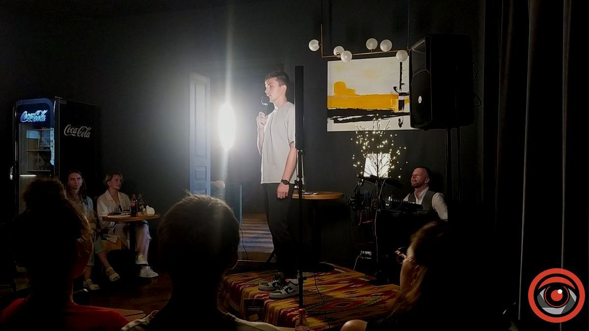 На вечері стендапу зібрали кошти на амуніцію захисникам 1