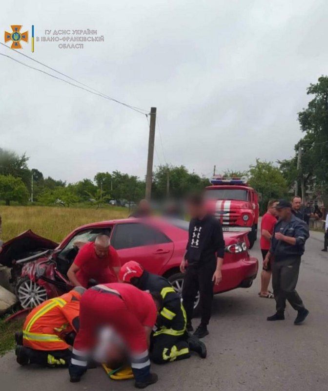 В Шешорах автомобіль влетів в бетонну плиту 1