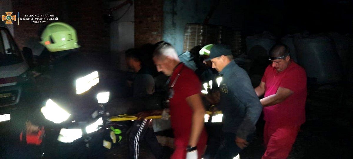 У Коломиї стався вибух. Двох чоловіків дістали з-під завалів 2