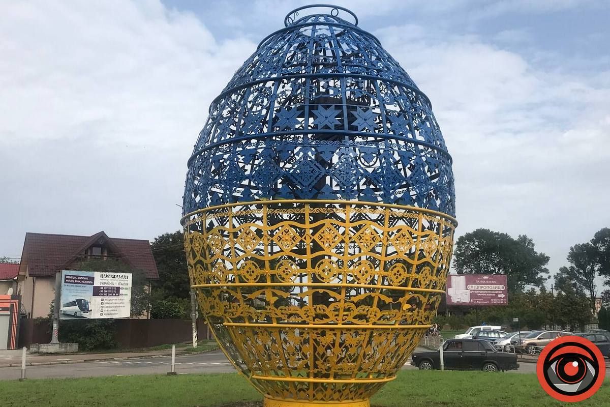 Металеве яйце за 600 тис грн таки встановили у Коломиї 1
