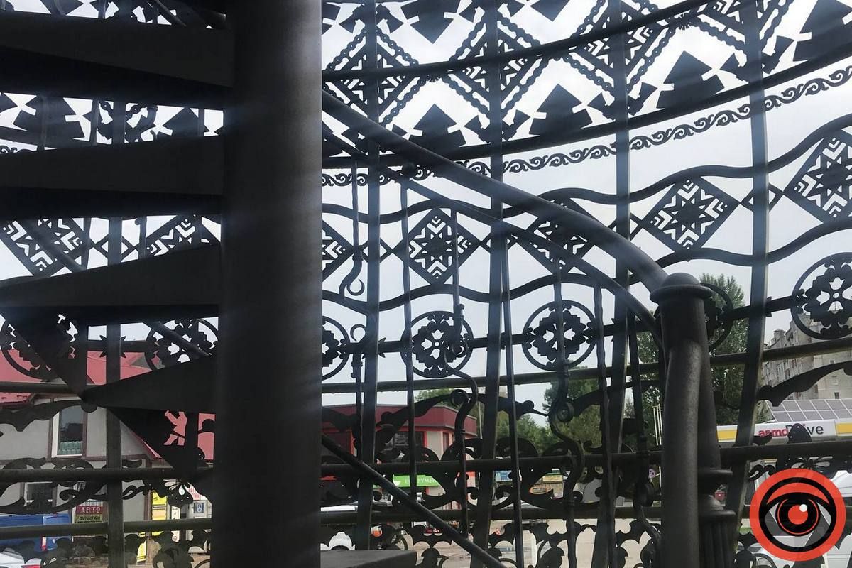 Металеве яйце за 600 тис грн таки встановили у Коломиї 5