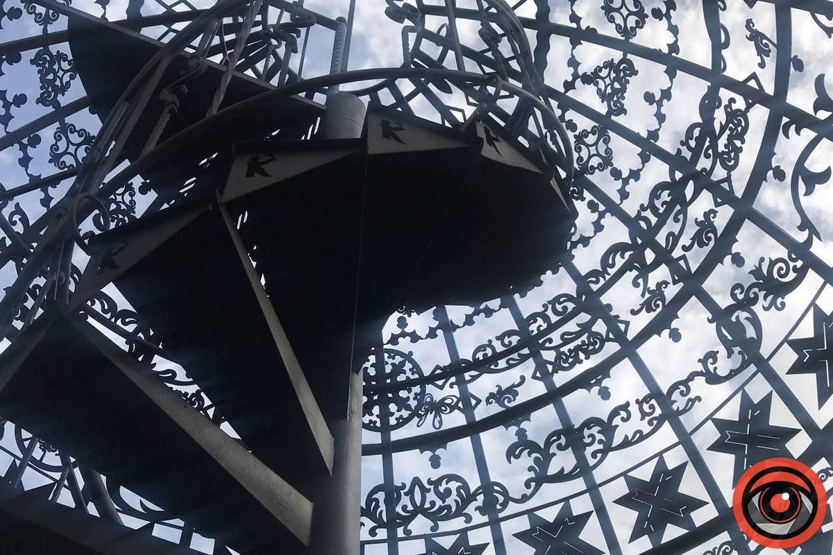 Металеве яйце за 600 тис грн таки встановили у Коломиї 4