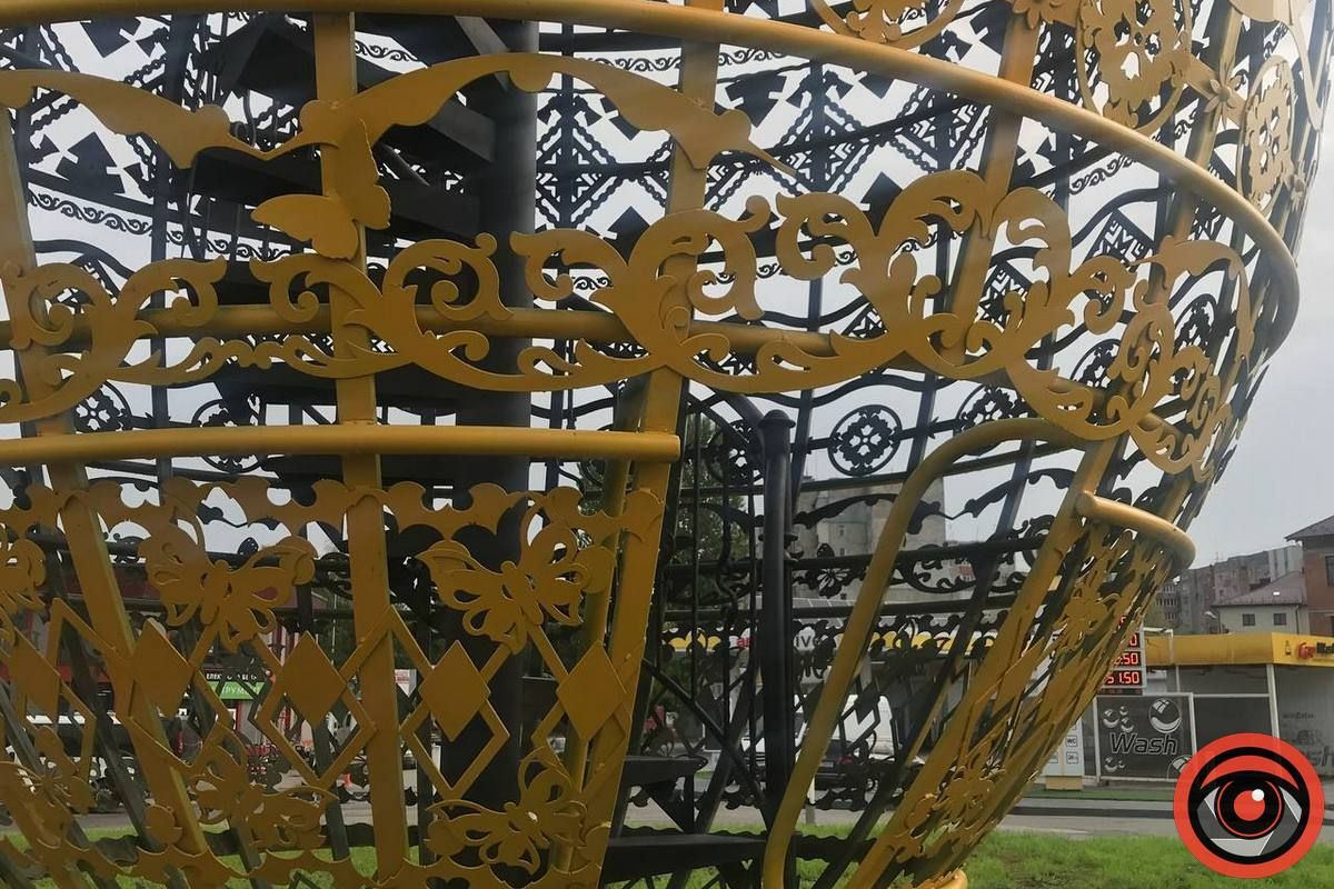 Металеве яйце за 600 тис грн таки встановили у Коломиї 3