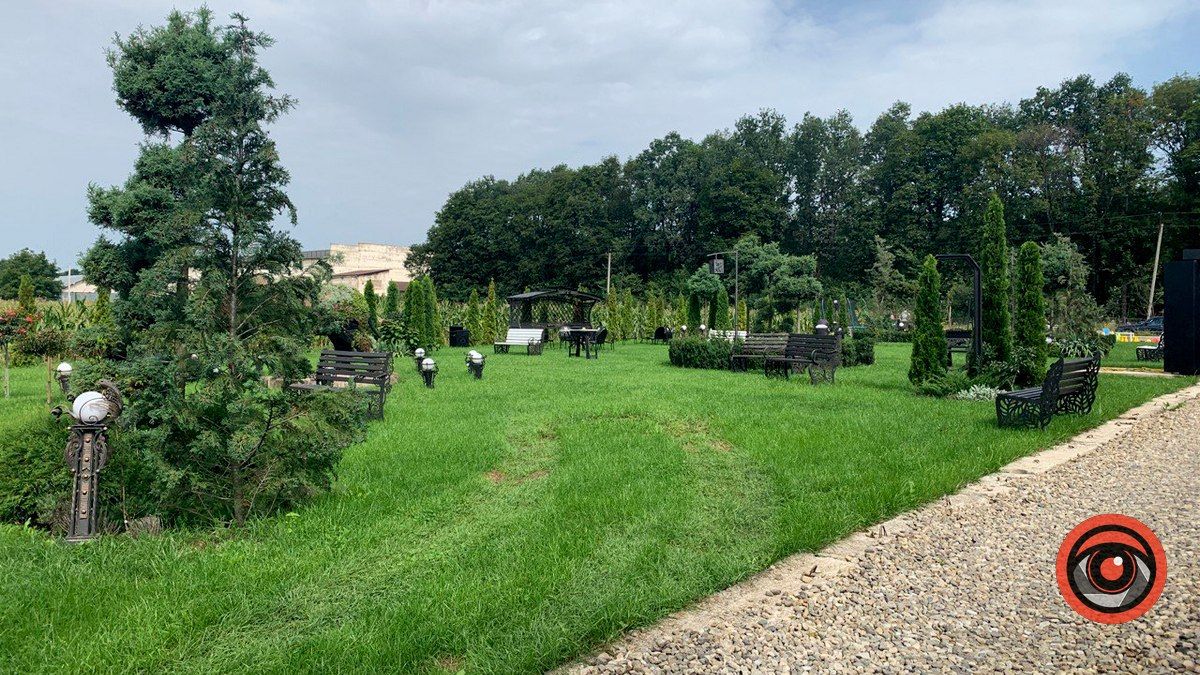 На цьому місці раніше стояла ця металева писанка, яку місто має заплатити 600 тис грн