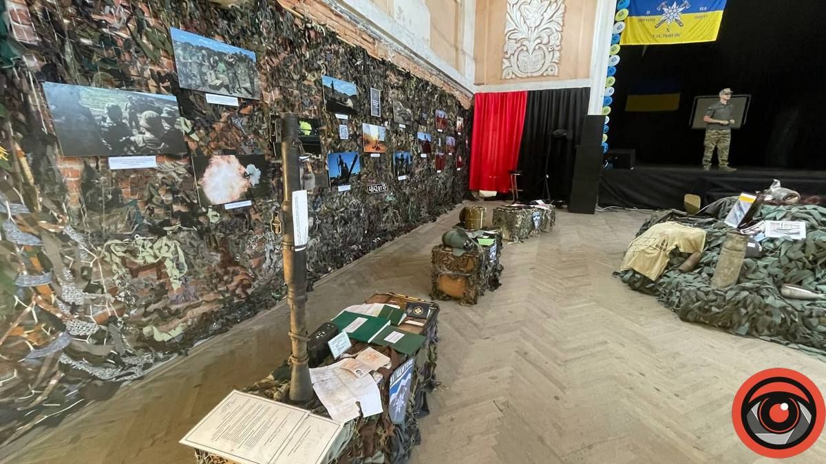 У будинку "Сокола" триває виставка бойових трофеїв 4