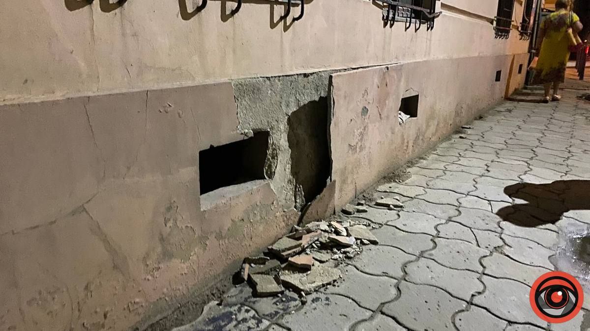Увага небезпека: у Коломиї осипаються фасади будинків та сходи 3