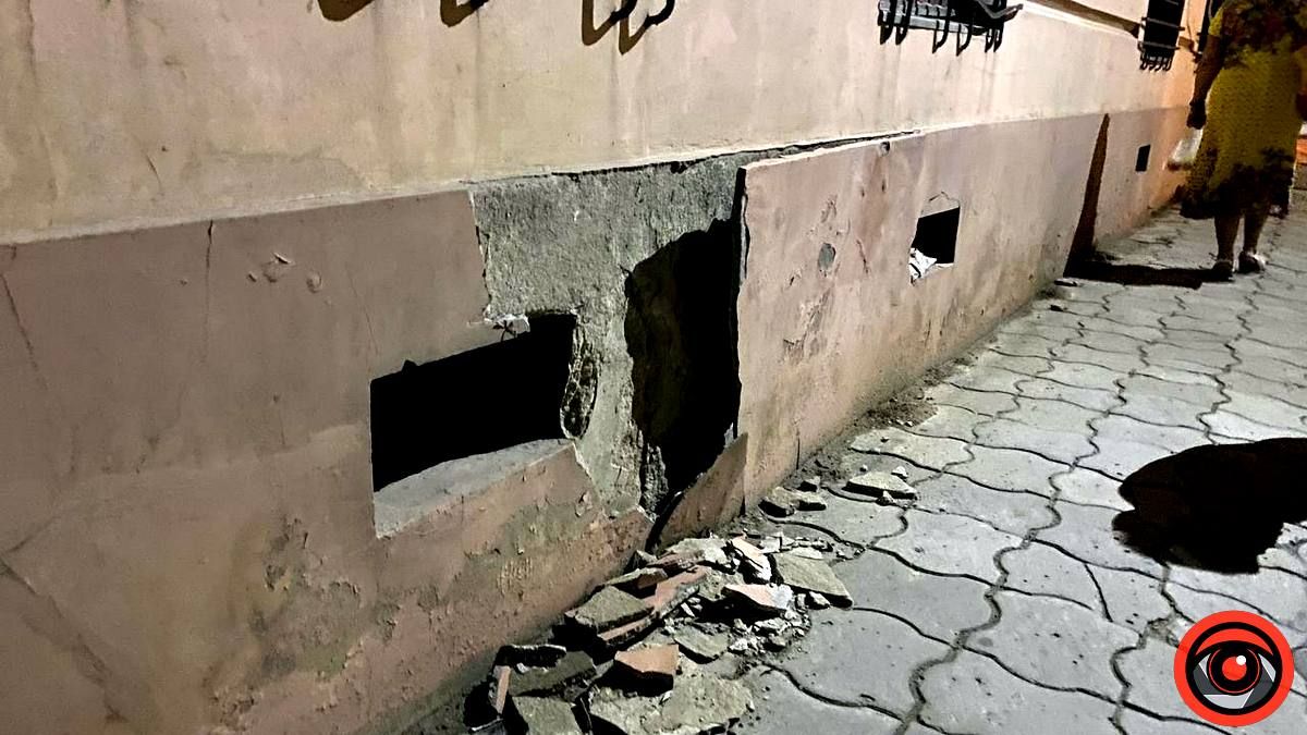 Увага небезпека: у Коломиї осипаються фасади будинків та сходи 1