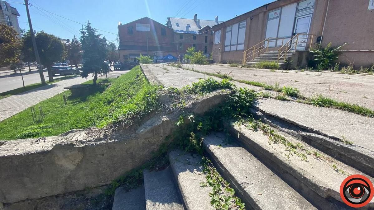 Увага небезпека: у Коломиї осипаються фасади будинків та сходи 6