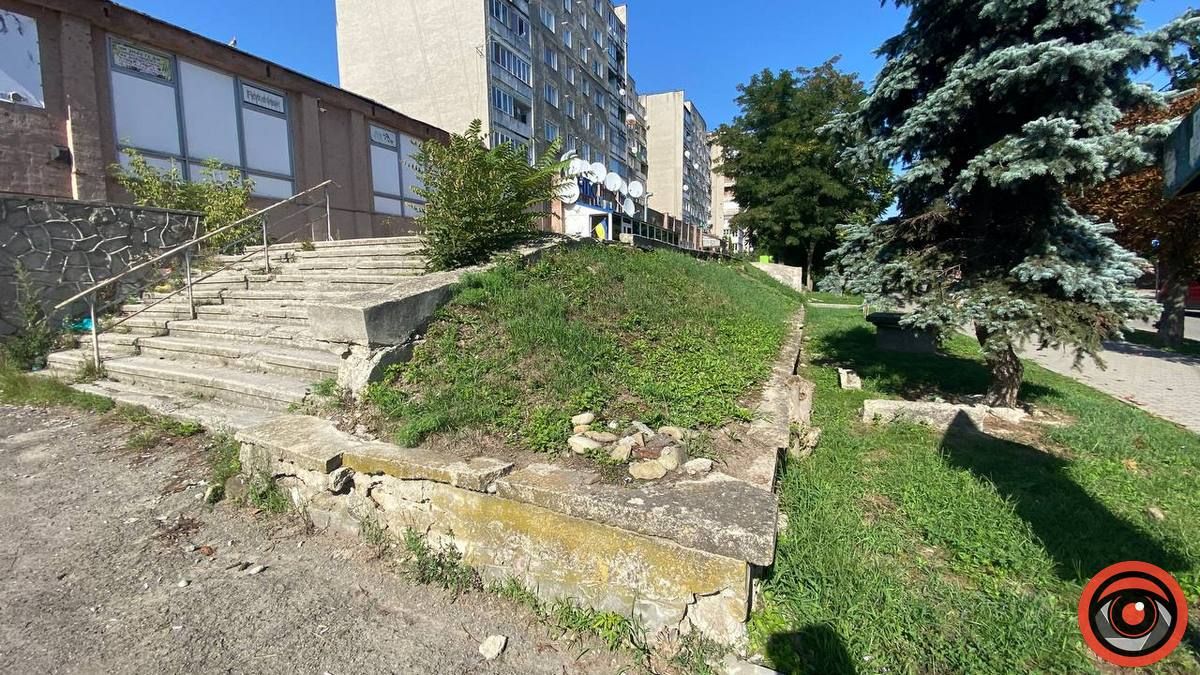 Увага небезпека: у Коломиї осипаються фасади будинків та сходи 7