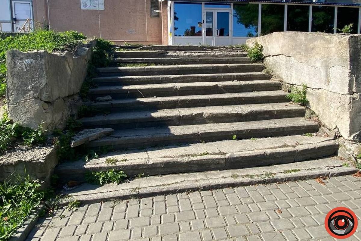 Увага небезпека: у Коломиї осипаються фасади будинків та сходи 5