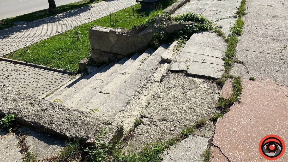 Увага небезпека: у Коломиї осипаються фасади будинків та сходи 4