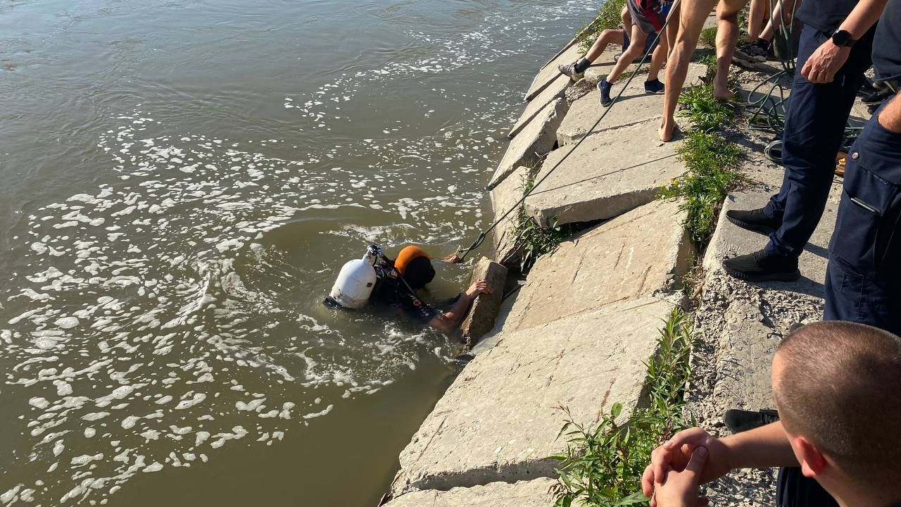 На Пруті водолази шукають дитину 6