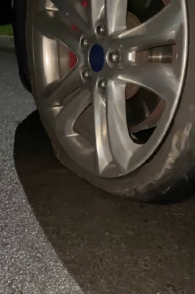 Коломийський водій помалював люки на Чайковського кислотним кольором 1