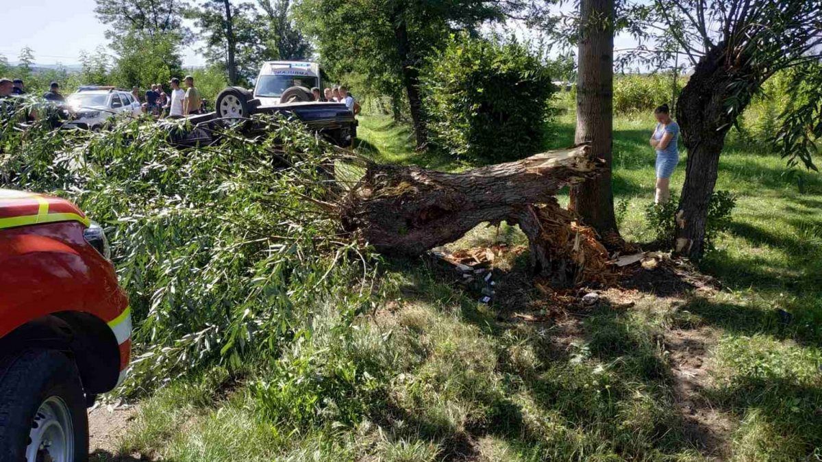 У Печеніжині авто перекинулося на дах 3