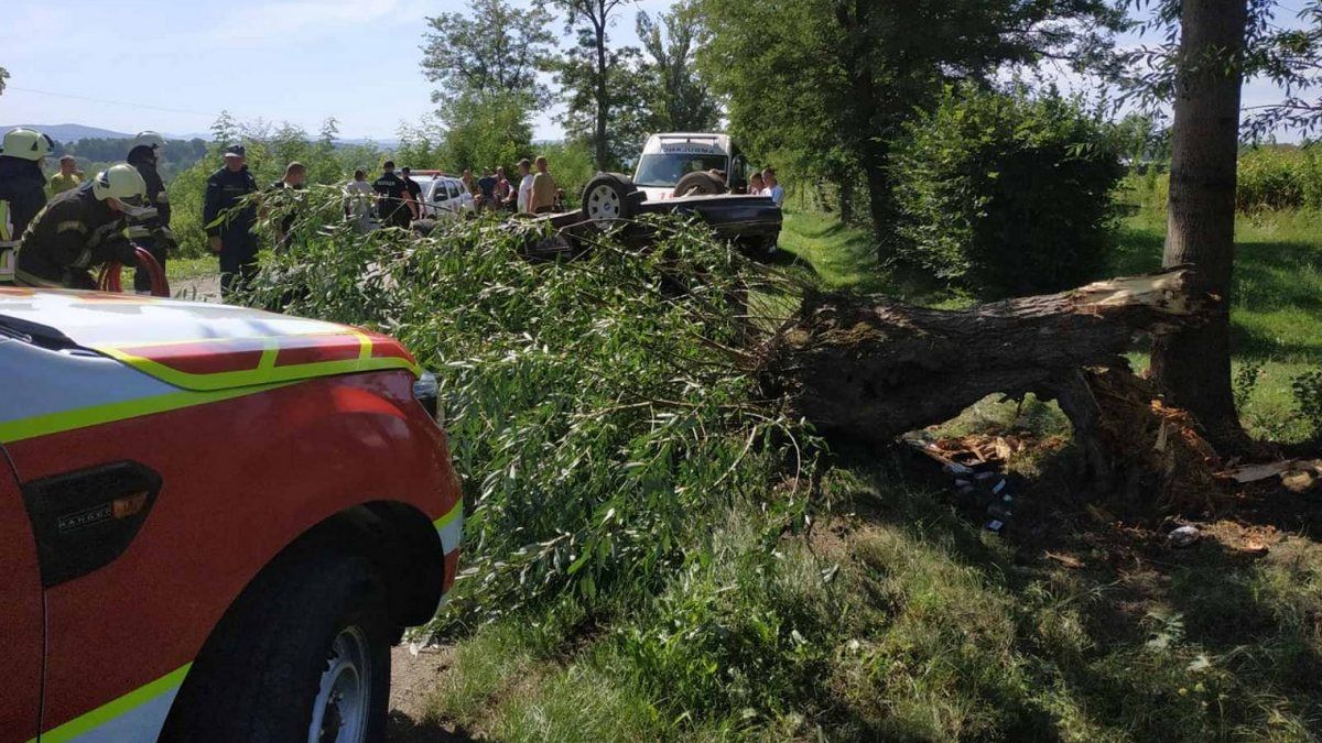 У Печеніжині авто перекинулося на дах 4
