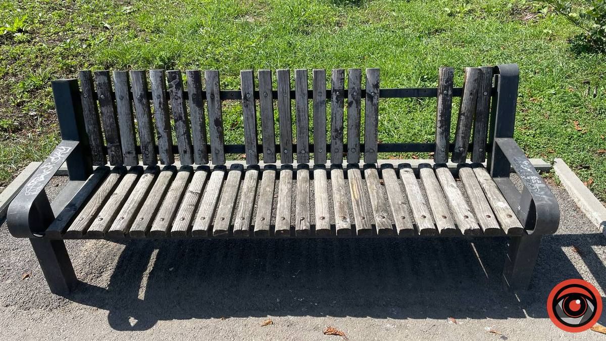 Сідайте, не покалічтеся | Як нині виглядає зона відпочинку на міському озері 7